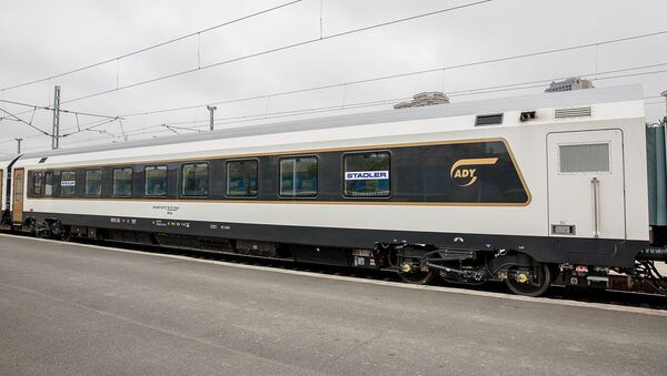 Пассажирский поезд, который будет курсировать по железной дороге Баку-Тбилиси-Карс - Sputnik Грузия