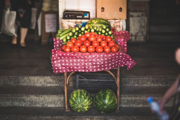 Самые лучшие овощи и фрукты раскупаются на рынках ранним утром - Sputnik Грузия