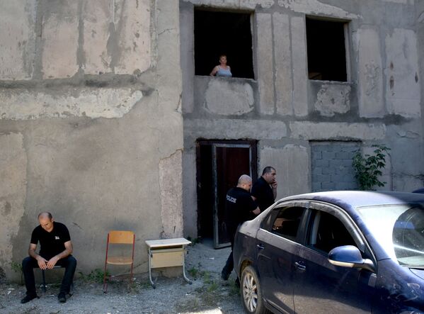 Полиция не пускает обратно в здание тех, кто из него вышел - но в доме все равно остаются люди - Sputnik Грузия
