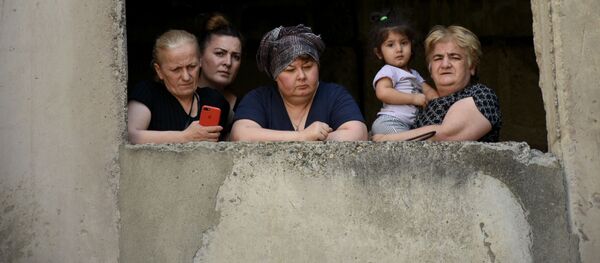 Уже более недели как дом заняли более 200 человек, не имеющие своего жилья и требующие обеспечить их квартирами - Sputnik Грузия