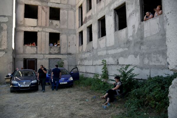 Аварийное здание в спальном районе Тбилиси - в центре внимания СМИ  - Sputnik Грузия