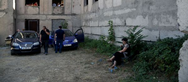 Здания в районе Вашлиджвари, которые захватили вынужденные переселенцы  - Sputnik Грузия