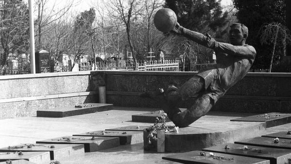 Памятник игрокам Пахтакора в Ташкенте - Sputnik Грузия