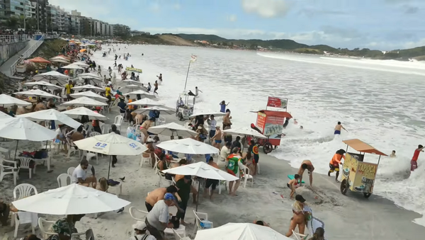 Океан ограбил отдыхающих на пляже в Бразилии – видео - Sputnik Грузия