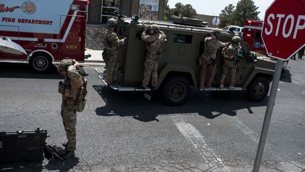 Вооруженные полицейские на броневике ФБР на месте стрельбы в Техасе - Sputnik Грузия