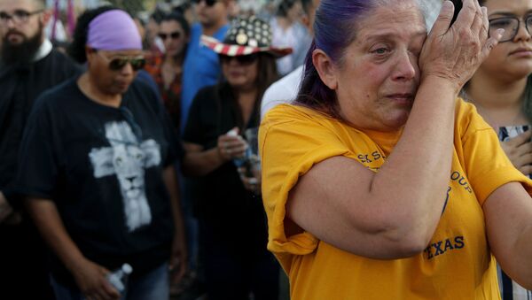 Женщина плачет во время памятных мероприятий по жертвам стрельбы в Техасе   - Sputnik Грузия