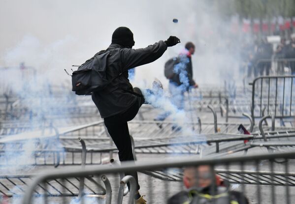 Участник беспорядков на Елисейских полях в Париже - Sputnik Грузия
