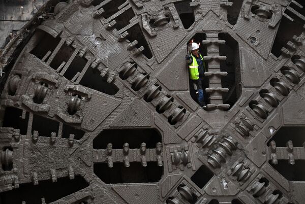 Рабочий на тоннелепроходческом щите во время строительства станции метро Нижегородская в Москве - Sputnik Грузия