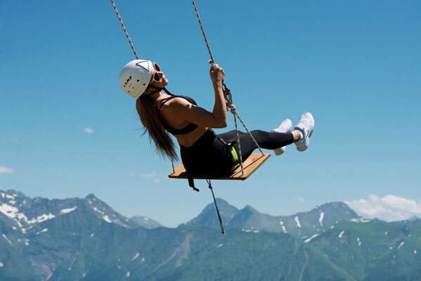 Девушка катается на тарзанке на горнолыжном курорте Роза Хутор в Сочи - Sputnik Грузия