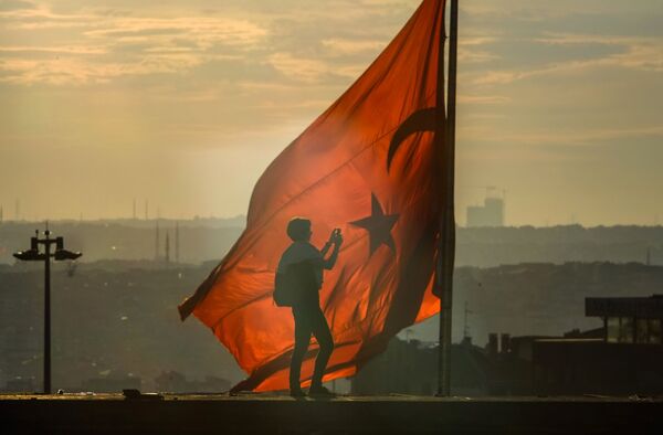 თურქეთის დროშა თაქსიმის მოედანზე სტამბოლში - Sputnik საქართველო