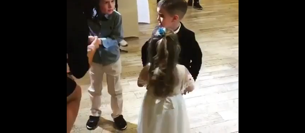 Два малыша не поделили даму во время медленного танца – видео покорило Сеть - Sputnik Грузия