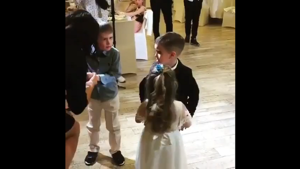 Два малыша не поделили даму во время медленного танца – видео покорило Сеть - Sputnik Грузия