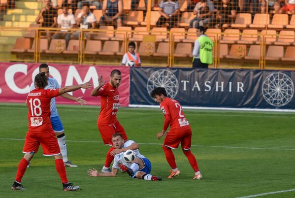 Руководство футбольного клуба Арарат-Армения взяло обеспечение картинки на себя, но оказалось, что качество сигнала не удовлетворяет телевизионщиков
 - Sputnik Грузия