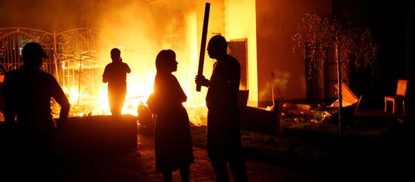 Сторонники бывшего президента Кыргызстана Алмазбека Атамбаева у его дома во время спецоперации в селе Кой-Таш Сторонники бывшего президента Кыргызстана Алмазбека Атамбаева у его дома во время спецоперации в селе Кой-Таш - Sputnik Грузия