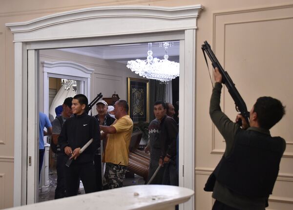 Как только спецназ подъехал к резиденции, охрана увела бывшего президента Кыргызстана - Sputnik Грузия