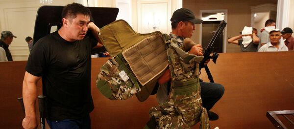 Сторонники бывшего президента Киргизии Алмазбека Атамбаева во время спецоперации в селе Кой-Таш - Sputnik Грузия