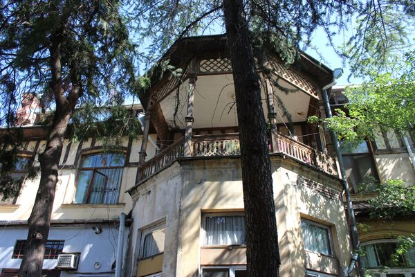 Революционная архитектура усадьбы Анны Мадатовой в Тбилиси Революционная архитектура усадьбы Анны Мадатовой в Тбилиси - Sputnik Грузия