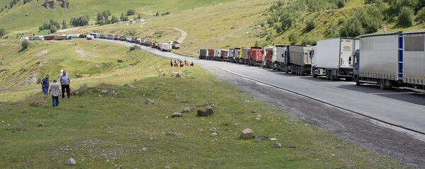 Многокилометровая очередь грузовиков на грузино-российской границе - Sputnik Грузия