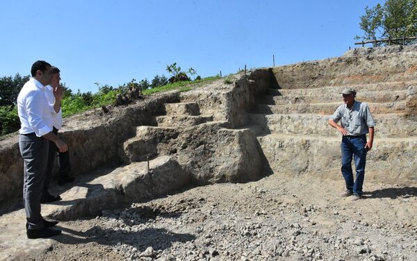 Археологические артефакты на холме Мачхомери в деревне Первого Мая - Sputnik Грузия