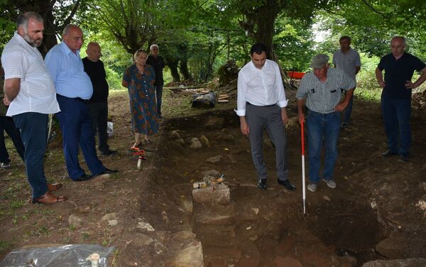 Археологические артефакты на холме Мачхомери в деревне Первого Мая - Sputnik Грузия