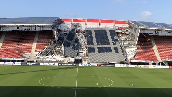 На стадионе АЗ обвалилась крыша - Sputnik Грузия
