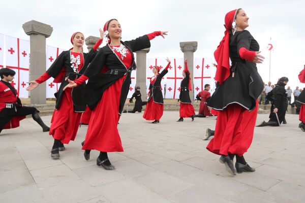 В праздничном концерте приняли участие фольклорные и танцевальные ансамбли из разных регионов Грузии - Sputnik Грузия