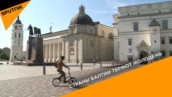 Страны Балтии теряют молодежь - видео - Sputnik Грузия