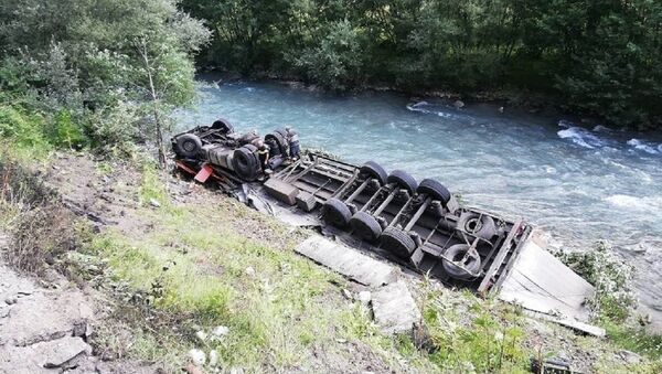 В Мцхета-Мтианети трайлер сошел с дороги и упал к реке Арагви - Sputnik Грузия