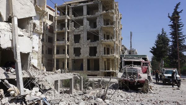 Члены сирийской гражданской обороны проходят мимо разрушенных зданий после авиаудара сил режима в городе Идлиб (12 июля 2019). Сирия - Sputnik Грузия