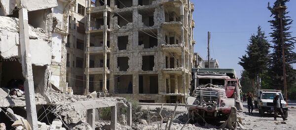 Члены сирийской гражданской обороны проходят мимо разрушенных зданий после авиаудара сил режима в городе Идлиб (12 июля 2019). Сирия Члены сирийской гражданской обороны проходят мимо разрушенных зданий после авиаудара сил режима в городе Идлиб (12 июля 2019). Сирия - Sputnik Грузия