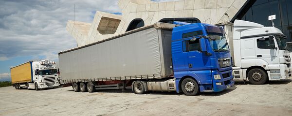 Грузовые трейлеры на Военно Грузинской дороге - Sputnik Грузия