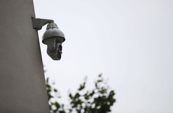 Устанавливать видеокамеры и системы слежения за порядком на улицах в Лондоне стали еще в 60-х годах. Ошеломительный рост количества видеокамер в наши дни вызван не только страхами за безопасность, но и снижением стоимости устройств слежения, что сделало их доступными для всех - Sputnik Грузия