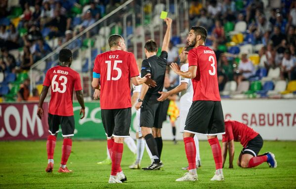 Зато матч между клубами Сабуртало и Арарат-Армения стал рекордным по числу вынесенных игрокам предупреждений и показанных желтых карточек - Sputnik Грузия