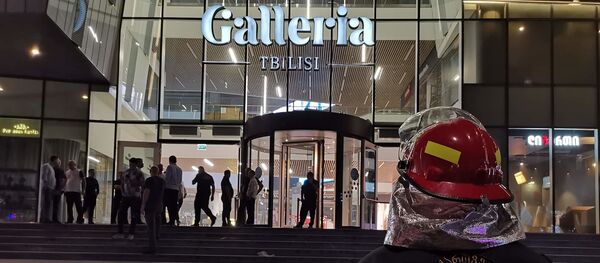 Пожарные и спасатели у торгового центра Galleria Tbilisi  - Sputnik Грузия