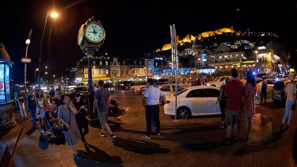 Туристы гуляют по Мейдану в историческом центре Тбилиси - Sputnik Грузия