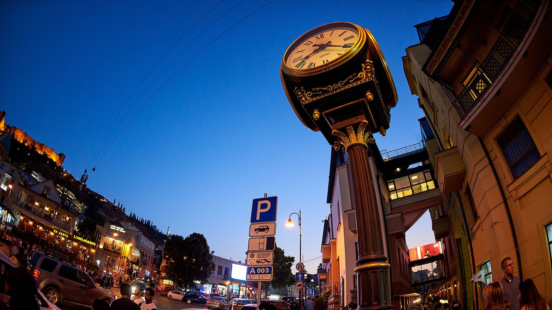 Уличные часы на Мейдане в старом Тбилиси - Sputnik Грузия, 1920, 03.12.2022