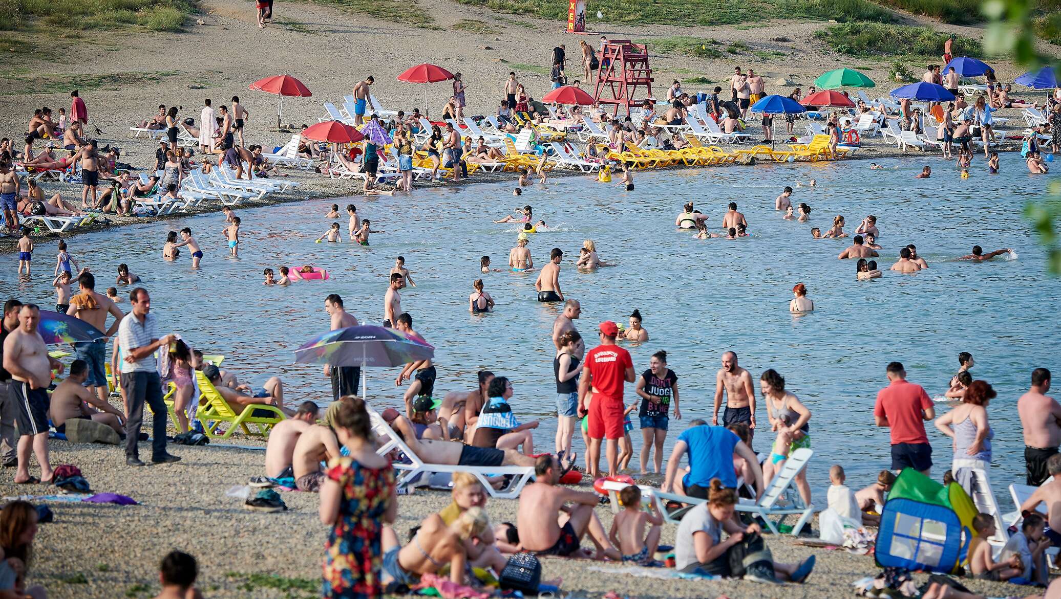 Август можно ли купаться. Тбилисское водохранилище пляж. Тбилиси водохранилище пляж. Центральный пляж Тбилисского моря. Озеро Лиси Тбилиси пляж.