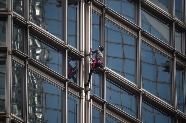 Французский Человек-паук, городской альпинист, 57-летний Ален Робер взобрался на один из самых высоких небоскребов в Гонконге - Sputnik Грузия