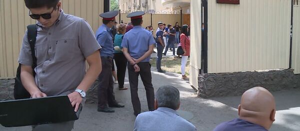 Суд Бишкека оставил под арестом Атамбаева - видео Суд Бишкека оставил под арестом Атамбаева - видео - Sputnik Грузия