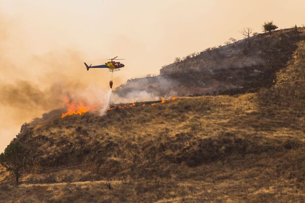 Для тушения лесных пожаров в Испании задействована воздушная техника. Вертолеты и самолеты применяются и на Канарских островах - Sputnik Грузия