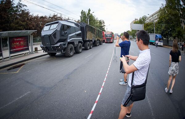 Жители Тбилиси и гости грузинской столицы фотографировали на память автомобили из Форсаж 9. Хотя охрана предупреждала всех, что съемку вести не следует, мало кто следовал этому призыву - Sputnik Грузия
