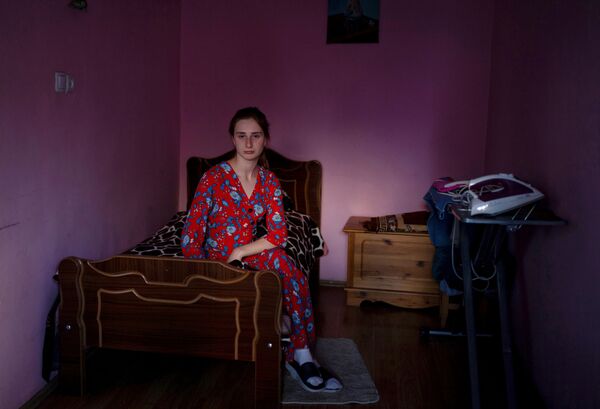16-летняя Мариам Кебадзе - одна из самых колоритных молодых жительниц села Джоколо, позирует фотографу в своем доме - Sputnik Грузия