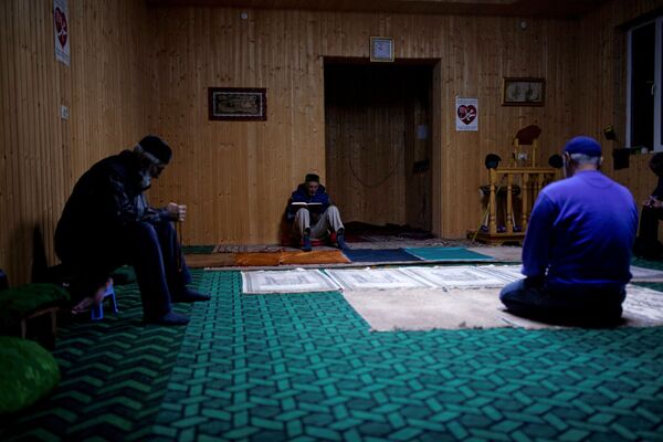 Религия - важная составляющая жизни людей в Панкисском ущелье.  Жители села Джоколо молятся в месяц Рамадан - Sputnik Грузия