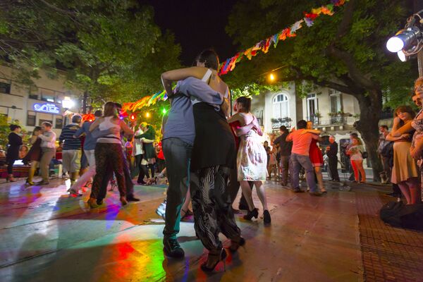 ტანგოს ცეკვა ბუენოს-აირესის ერთ-ერთ მთავარ მოედანზე სან-ტელმოში, არგენტინა - Sputnik საქართველო