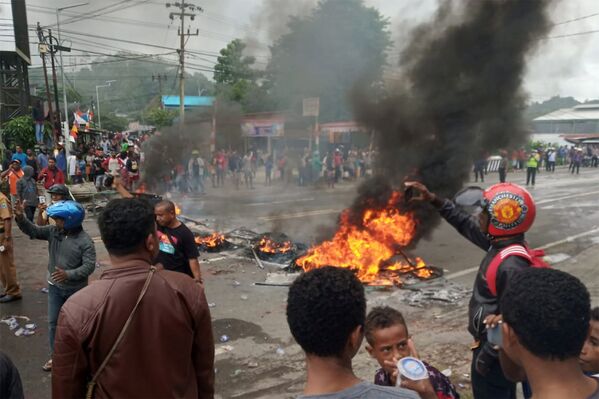 Протесты и связанные с ними беспорядки начались в понедельник после того, как в социальных сетях распространились сообщения о нападениях на студентов-папуасов в городах других провинций страны – восточной Явы и Западного Сулавеси - Sputnik Грузия