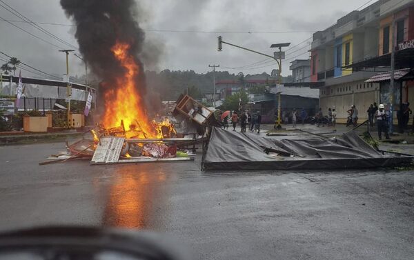 В ряде городов восточной Индонезии, в том числе в городе Соронг в Западном Папуа, количество протестующих выросло с понедельника и вторника, а на улицах слышны звуки выстрелов - Sputnik Грузия