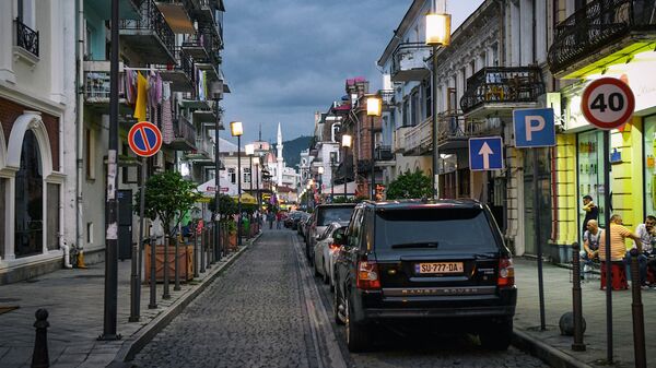 Неповторимая Аджария - виды. Машины вечером на улицах Батуми - Sputnik Грузия