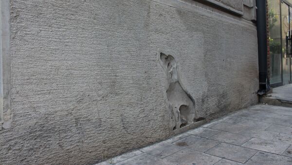 Собачий рельеф на стене стилизованного под старину здания - Sputnik Грузия