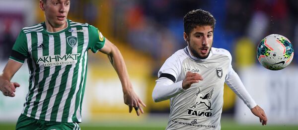 Игрок Ахмата Андрей Семёнов (слева) и игрок Рубина Зурико Давиташвили - Sputnik Грузия