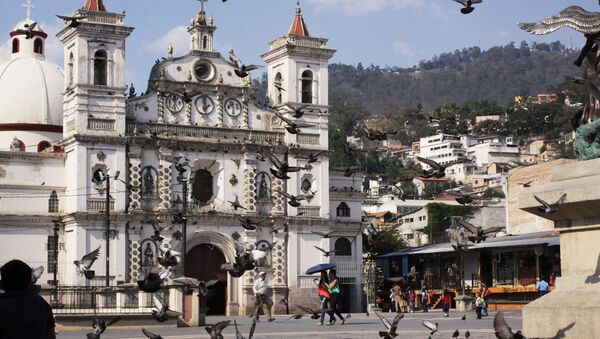 Церковь Иглесия-де-Нуэстра-Сеньора-де-Лос-Долорес в историческом центре столицы Гондураса Тегусигальпы - Sputnik Грузия
